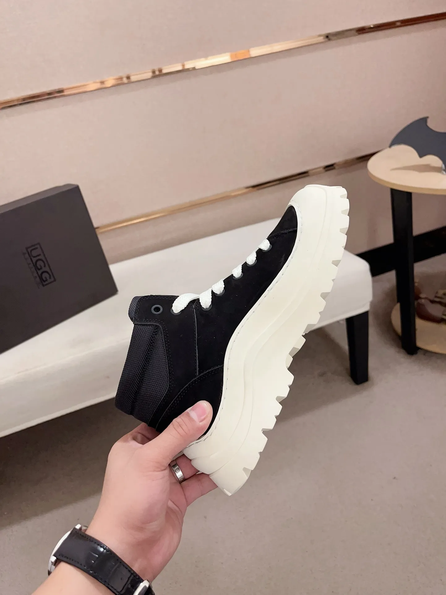 Factory Price: 390 Men's Men's Shoes 💰North American Men's Shoes Ugg ☃️In the special sale of new high-quality men's shoes and snow boots in autumn and winter, the nemesis of extreme cold weather! Made of cowhide leather, merino wool lining, and original outsole, whether driving, outdoor or daily wear, there is always one that suits you! Code number 39-44